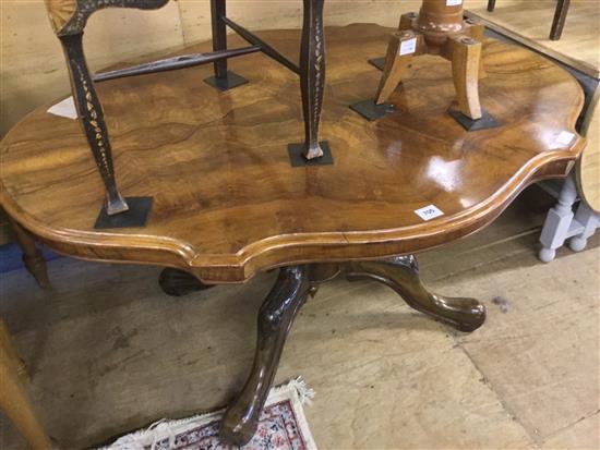 Walnut oval loo table(-)